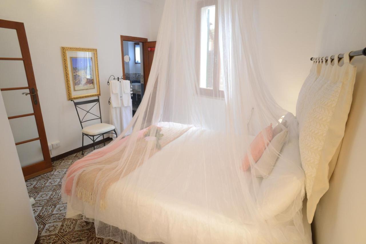 Old Town Secret Garden Apartment Alghero Bagian luar foto